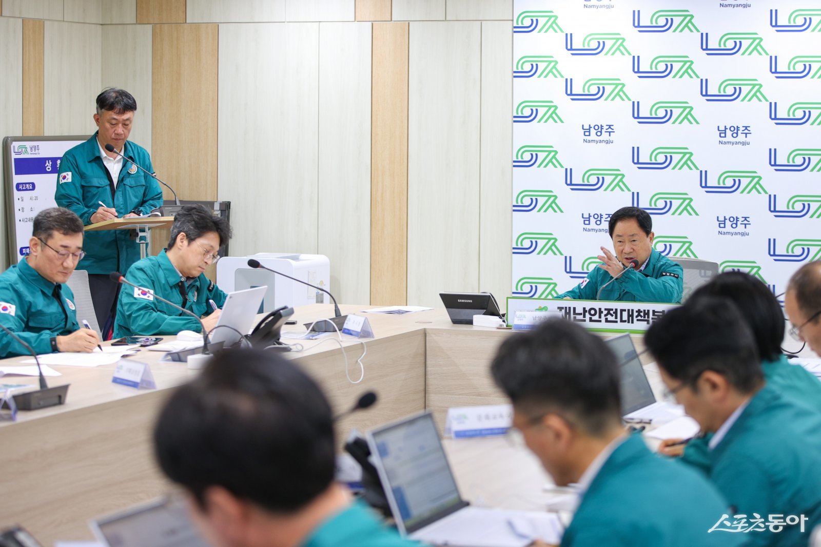 주광덕 시장(가운데)이 13일 시청 재난안전상황실에서 사전 재난안전대책회의를 열고, 집중호우 대비 긴급 전검하고 있다. 사진제공ㅣ남양주시