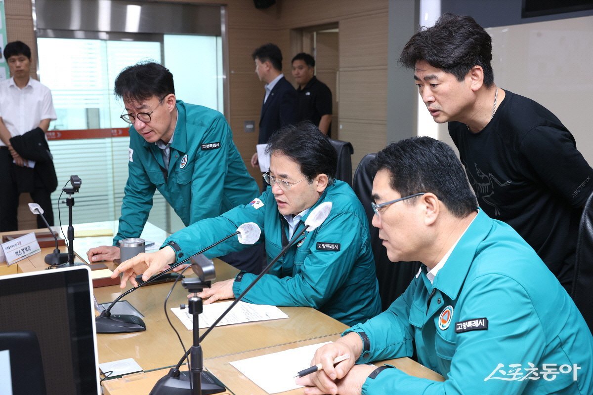 재난상황실에서 피해상황을 종합지휘 중인 이동환 고양특례시장(앞줄 가운데). 사진제공ㅣ고양시 