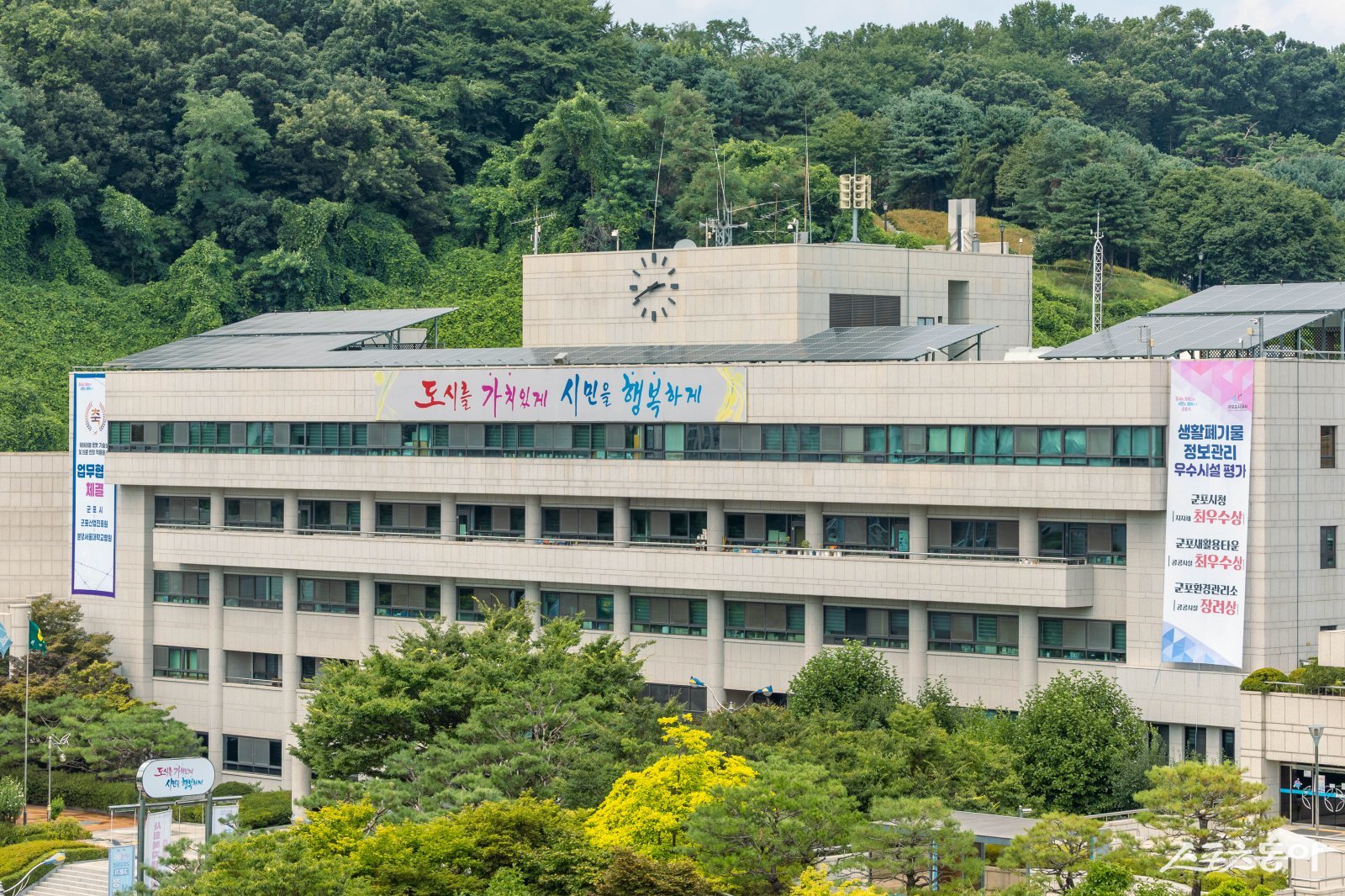 군포시는 7월부터 8월까지 드림스타트 아동 20명을 대상으로 겨울철 호흡기 질환 예방을 위한 ‘동병하치(冬病夏治) 프로그램’을 운영 중이다(군포시청 전경). 사진제공|군포시