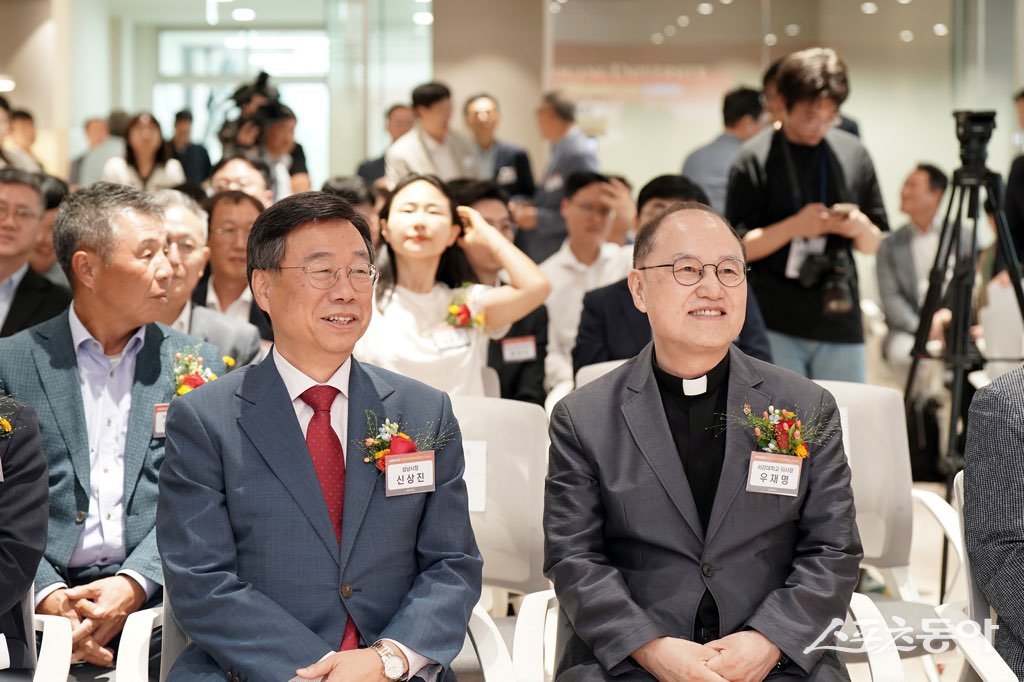 13일 서강대 판교디지털혁신캠퍼스 개소식에 참석 중인 신상진 성남시장(윈쪽)과 서강대 이사장인 우재명 신부. 사진제공ㅣ성남시