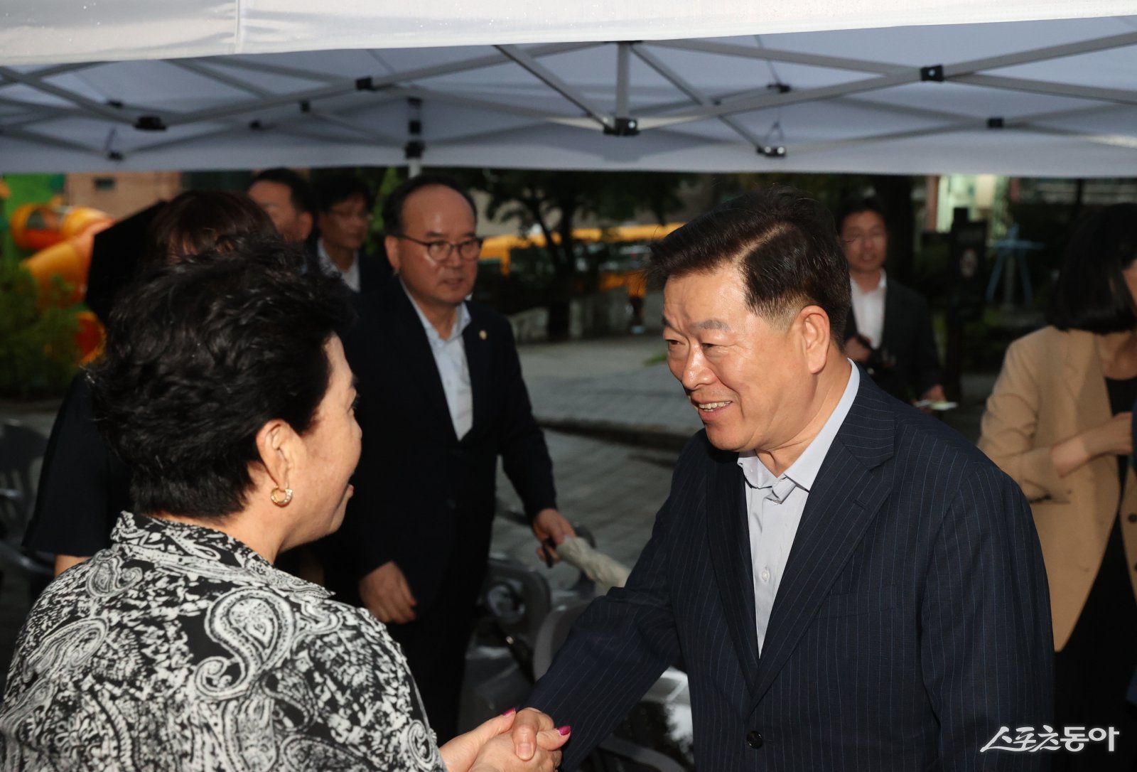 박승원 광명시장(사진 오른쪽)이 지난 13일 열린 소하2동 골목 경관 개선 사업 준공식에 참석해 지역 주민과 인사를 나누고 있다. 사진제공|광명시