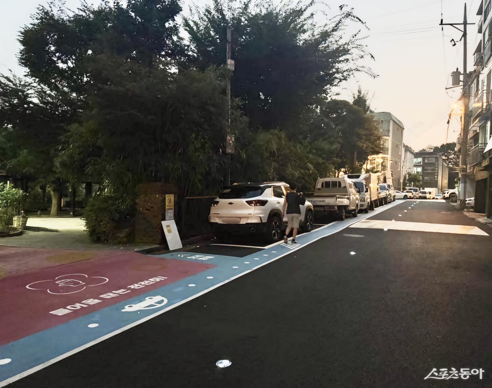 보행 구역과 차량 통행 구역이 구분되도록 디자인 포장한 소하2동 골목길 모습. 사진제공|광명시