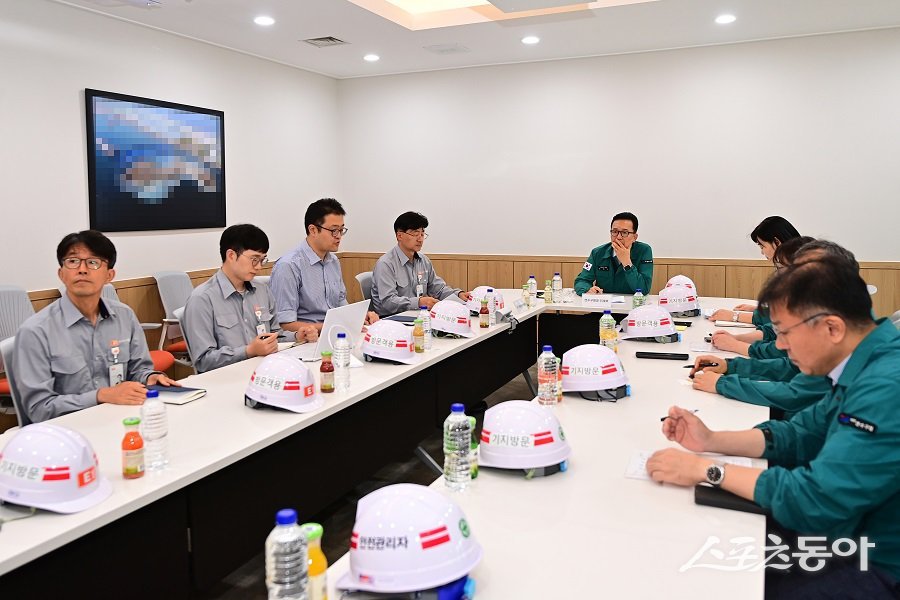이재호 연수구청장, E1 인천기지에서 발생한 액화석유가스 누출 사고 현장을 방문해 대책을 마련하는 회의를 하고 있다. 사진제공|인천 연수구청