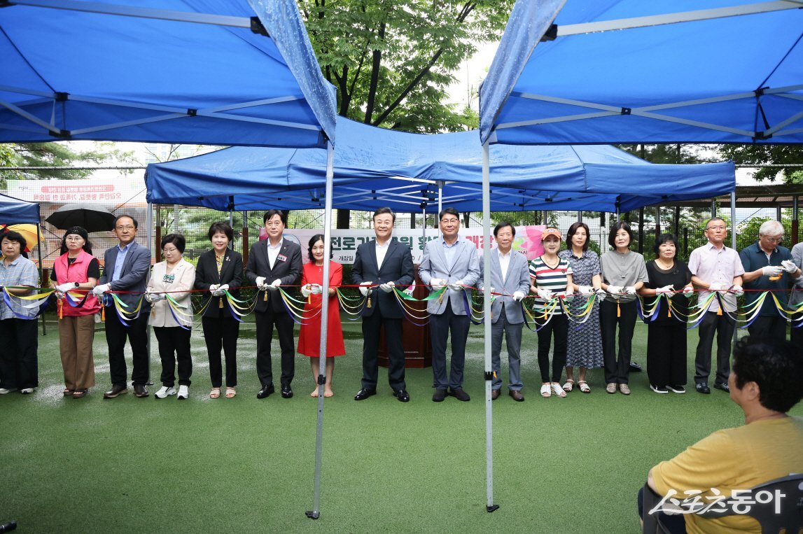 의왕시는 지난 13일 오전로가족공원(오전로 185)에서 김성제 의왕시장, 시의원, 도의원, 지역 주민 등 150여 명이 참석한 가운데 ‘오전로가족공원 황톳길’ 개장식을 개최했다. 사진제공|의왕시