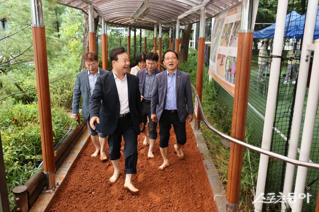 의왕시는 지난 13일 오전로가족공원(오전로 185)에서 김성제 의왕시장, 시의원, 도의원, 지역 주민 등 150여 명이 참석한 가운데 ‘오전로가족공원 황톳길’ 개장식을 개최했다. 사진제공|의왕시