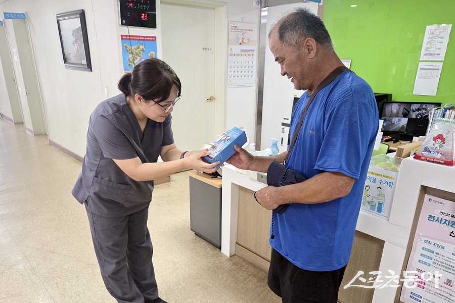 옹진군, 의료급여 수급권자 건강검진 수검률 제고를 위해 홍보물을 배포하고 있다. 사진제공|옹진군청