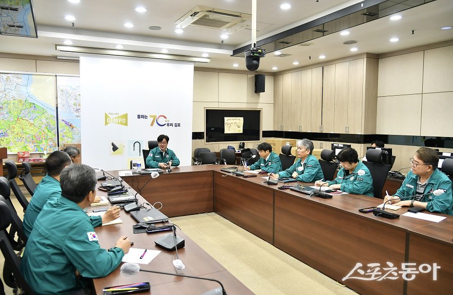 김포시, 김포 전역에 발효된 호우경보에 따라 집중호우 피해 최소화를 위한 긴급 회의를 진행하고 있다. 사진제공|김포시청