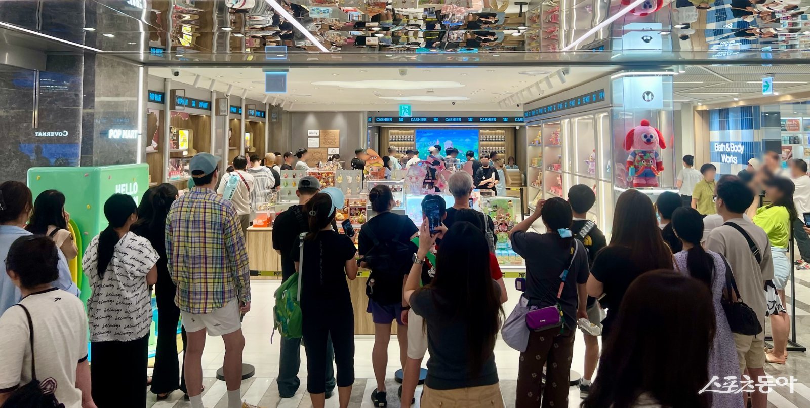 팝마트를 방문한 고객 모습. (사진제공=신세계 센텀시티)