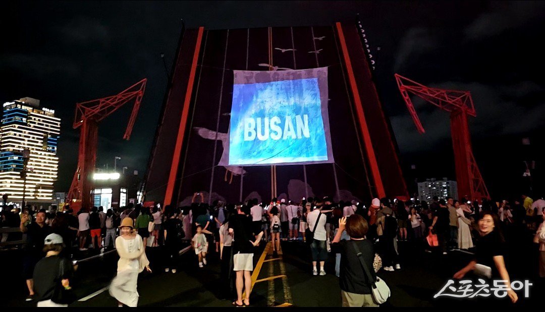 시민·관광객 발길 기다린다빛과 영상이 어우러진 특별한 야간 도개행사 등 다채. (사진제공=부산시설공단)