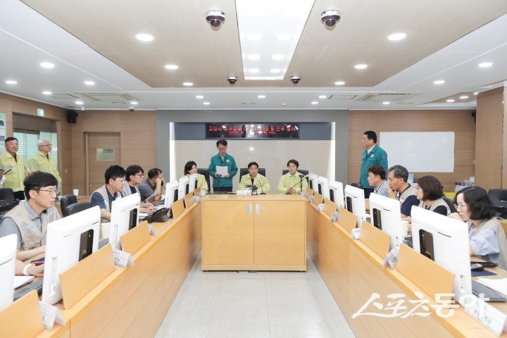 김운남 의장과 신현철 부의장은 13일 재난안전대책본부 상황실에서 보고를 받고 있다. 사진제공ㅣ고양시의회