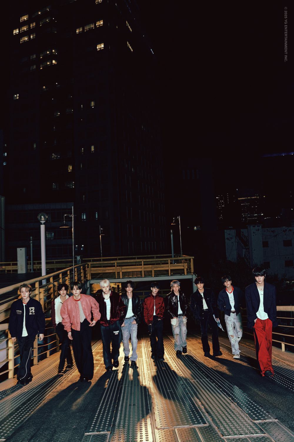 트레저가 미니 3집 [LOVE PULSE] 단체 비주얼을 공개하며 한층 성숙해진 아우라와 시크한 스트릿 감성을 선보였다. 블랙·레드 포인트 스타일링과 강렬한 눈빛으로 팬심을 사로잡은 트레저는 앨범 발매와 함께 글로벌 투어에 돌입한다. 사진제공|YG엔터테인먼트