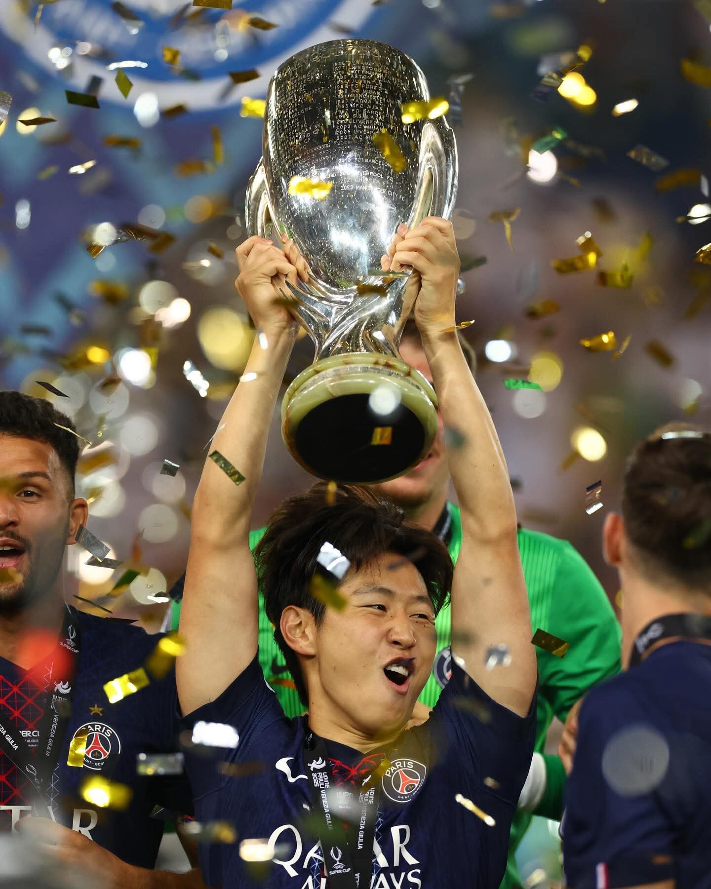 PSG 이강인은 아스널과 깊이 연결되고 있으나 인생을 뒤바꿀 결정인만큼 보다 신중해야 한다. 이강인이 14일(한국시간) 이탈리아 우디네에서 열린 UEFA 슈퍼컵에서 토트넘을 승부차기로 꺾고 우승한 뒤 트로피를 들고 환호하고 있다. 사진출처｜PSG 페이스북