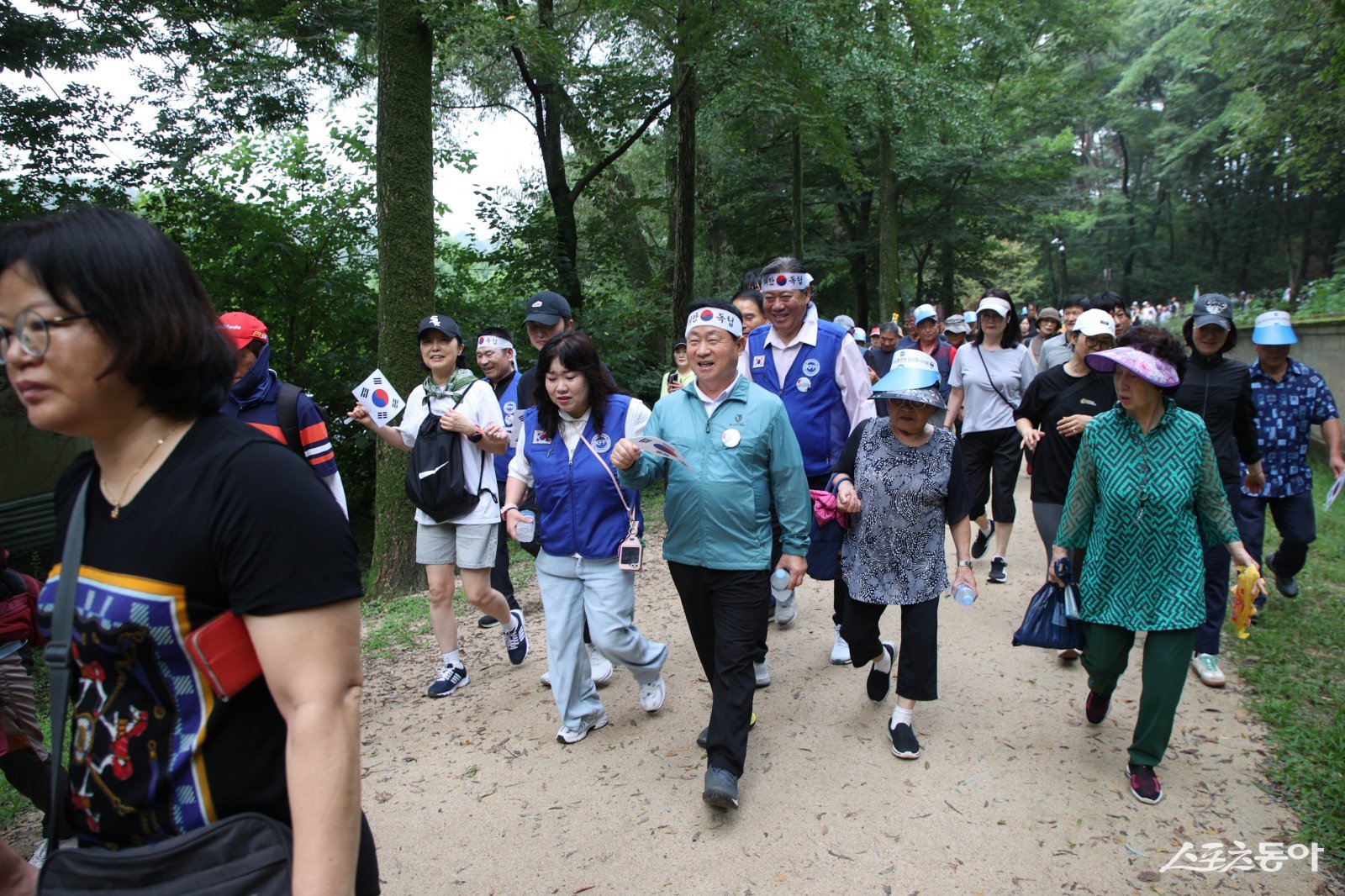주광덕 남양주시장이 제29회 평화통일기원 시민걷기대회 동참하고 있다