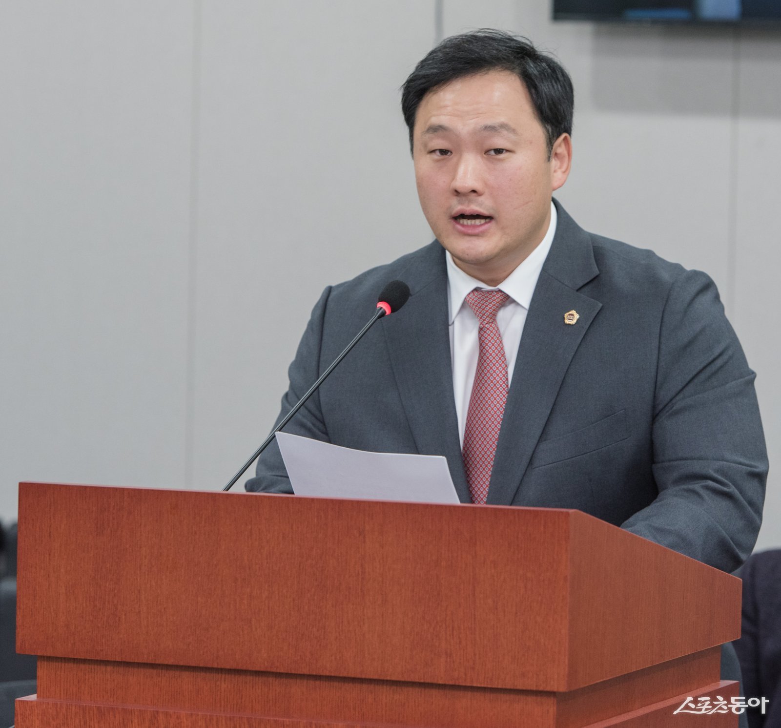 경기도의회 고준호 의원(국민의힘, 파주1)은 지난 15일 성명을 내고 “광복절은 조국을 지킨 영웅들을 기리는 날이지만, 올해는 이재명 정부가 범죄 혐의를 뒤집어쓴 정치인의 부활 무대로 변질시켰다”며 “조국·정경심 부부 등 입시비리 사범의 특별사면은 교육 정의와 사법 정의를 동시에 무너뜨린 결정”이라고 강하게 비판했다. 사진제공|고준호 의원