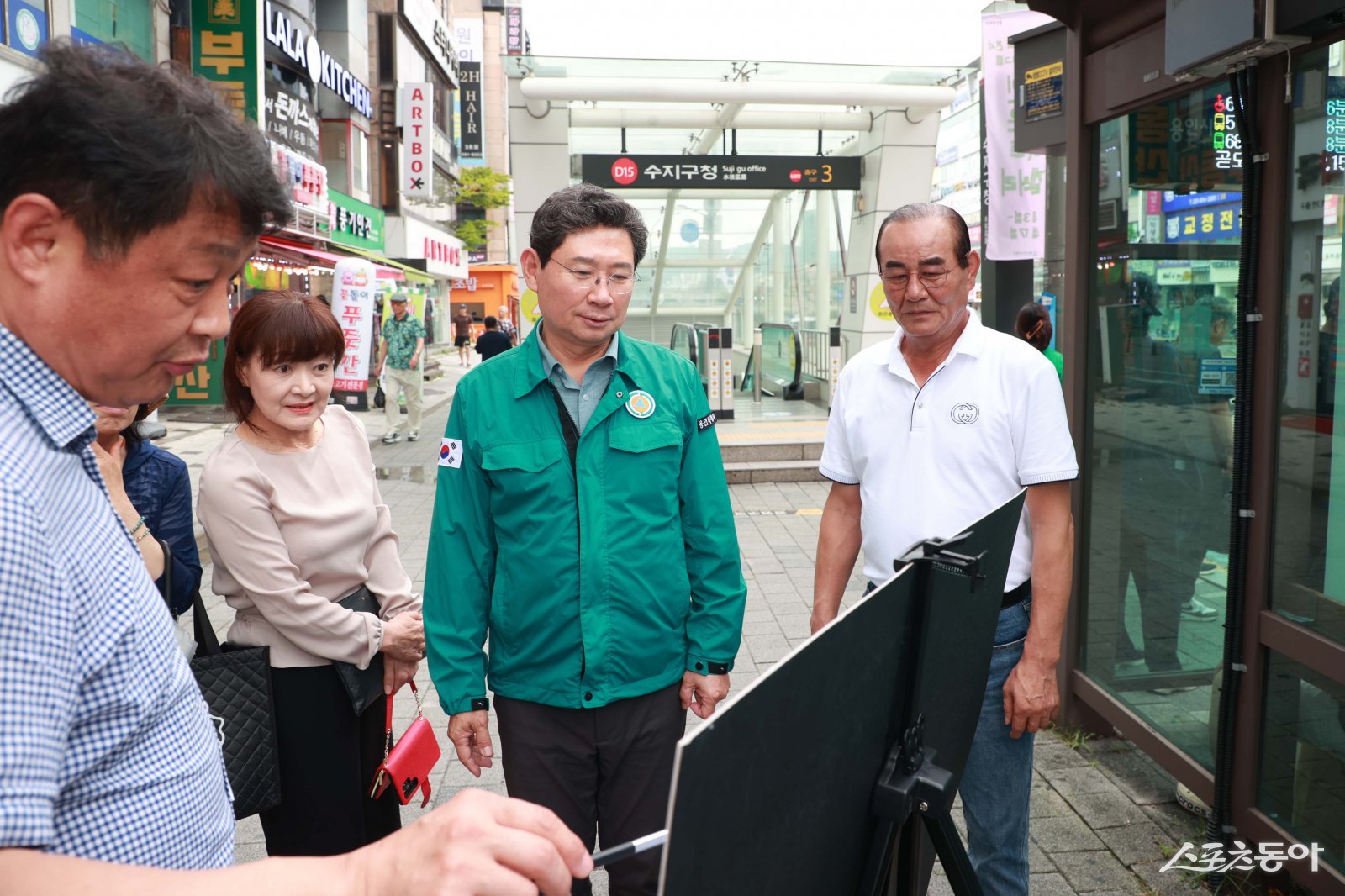 이상일 용인특례시장이 지난 14일 수지구청역 버스정류장에서 노후차량 교체와 정류장 확장 계획을 보고받고 있다. 사진제공｜용인시