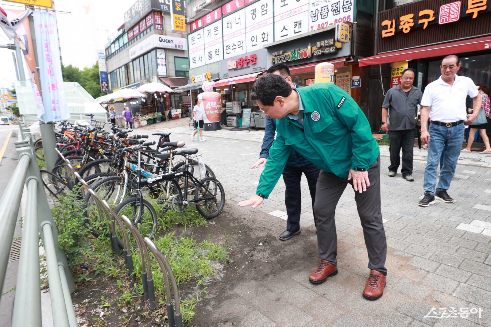 이상일 용인특례시장은 지난 14일 수지구청역 버스정류장을 살피며 시 관계자에게 보도 정비를 지시하고 있다. 사진제공｜용인시