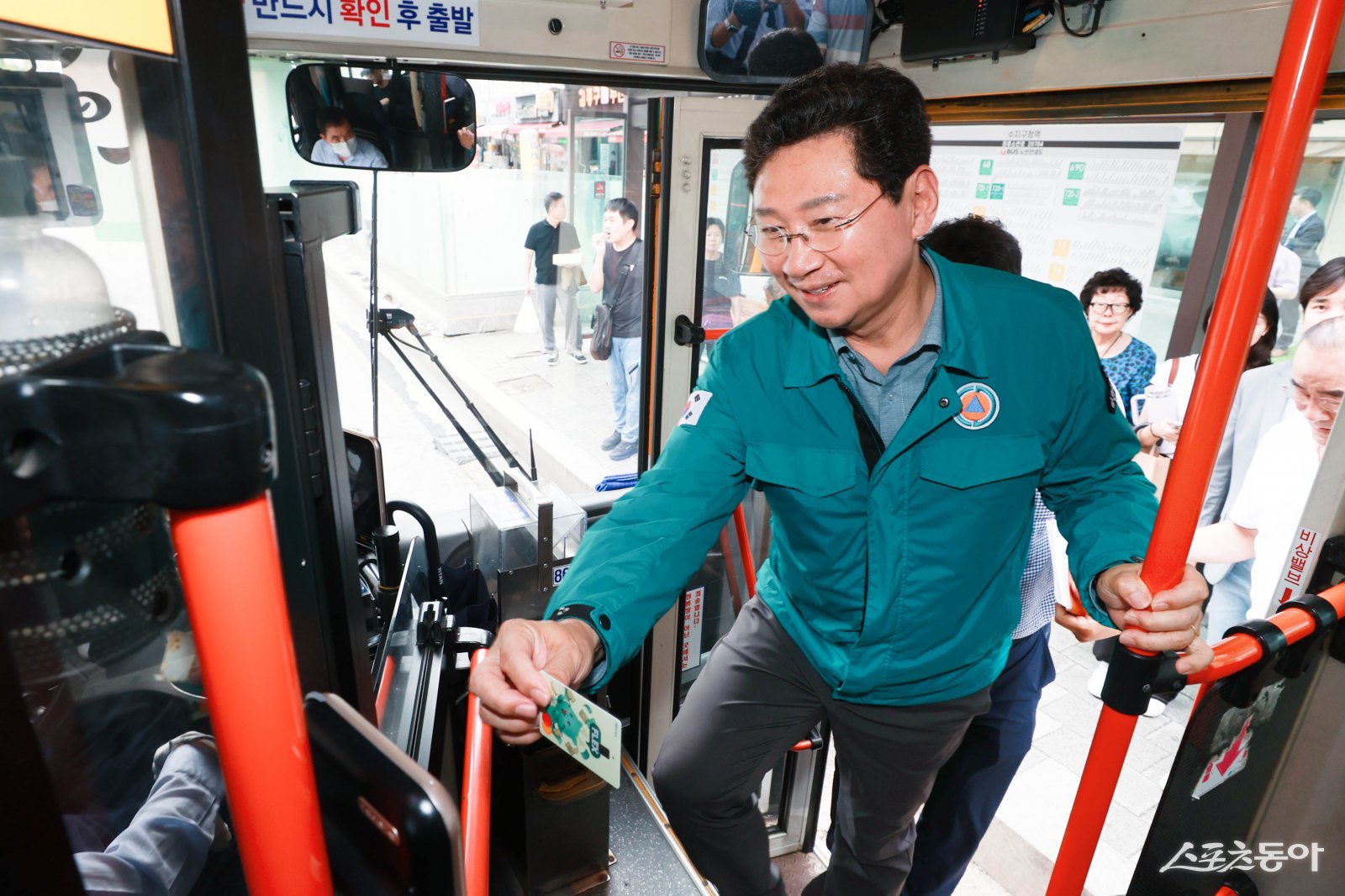 이상일 용인특례시장은 지난 14일 노후 차량 상태 확인을 위해 조아용카드를 찍고 15-2번 마을버스에 승차했다. 사진제공｜용인시