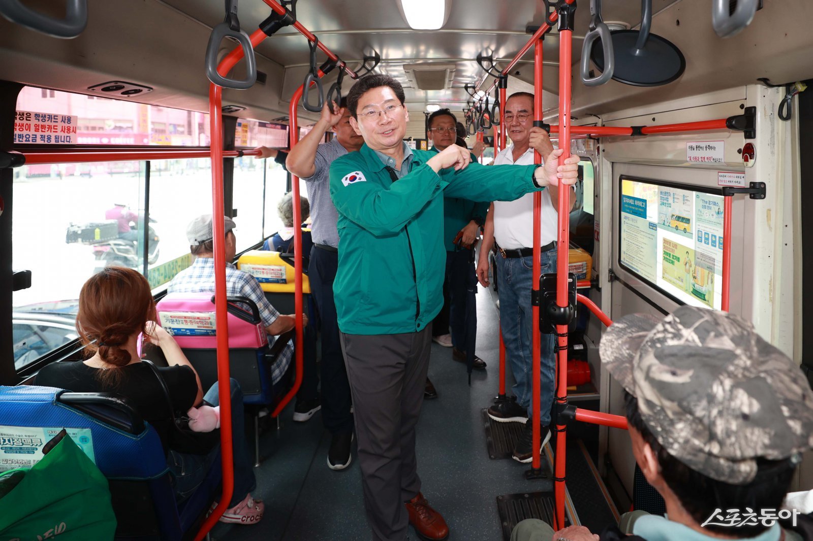 이상일 용인특례시장은 지난 14일 신봉동행 15-2번 마을버스에 승차해 버스 이용시 불편사항 등을 청취하며 시민들과 소통했다. 사진제공｜용인시