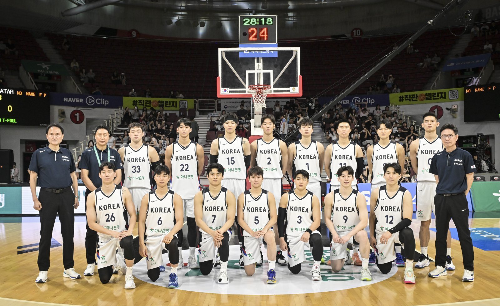 안준호 감독(왼쪽)이 이끈 남자농구국가대표팀은 2025 FIBA 아시아컵 8강전에서 중국의 벽을 넘지 못하고 대회를 마무리했다. 목표였던 4강 무대를 밟진 못했지만, 태극마크에 진심인 선수들이 하나로 뭉쳤다는 점이 앞으로를 더욱 기대케 했다. 사진제공ㅣ대한민국농구협회