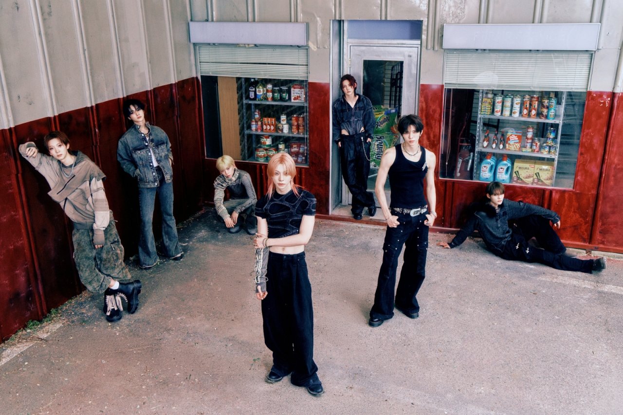 앰퍼샌드원이 미니 3집 ‘LOUD & PROUD’ 발매와 함께 웹사이트, 커스텀 굿즈, 팬 참여 이벤트 등 차별화된 프로모션으로 화제를 모은 가운데, 음반·뮤직비디오 성과에서도 두각을 나타냈다. 사진제공 | FNC  엔터테인먼트