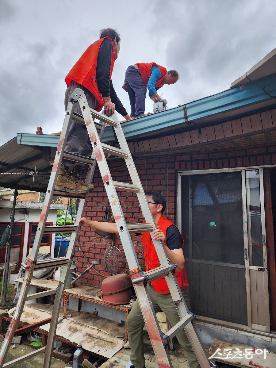 이동읍지역사회보장협의체가 홀몸 어르신의 주거환경 개선을 지원했다. 사진제공|용인시