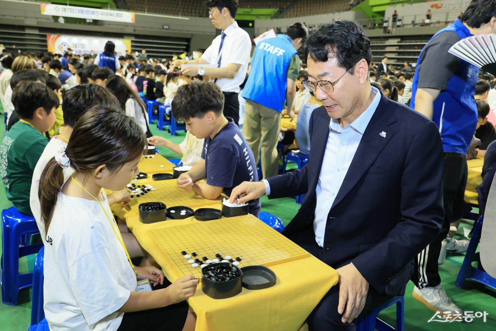 정명근 화성특례시장이 대회 참가한 소녀 기사와 대국을 하고 있다. 사진제공｜화성시