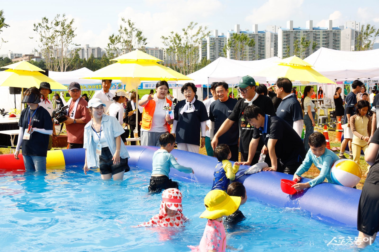 이천시(시장 김경희)가 제30회 이천시민의 날과 광복절을 기념해 지난 15일 복하천 수변공원 물놀이장에서 열린 특별 여름축제 ‘이천물놀이한판’을 시민들의 뜨거운 호응 속에 성황리에 마무리했다. 사진제공｜이천시