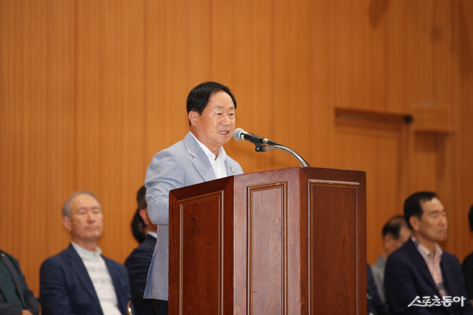 주광덕 시장은 16일 금곡실내체육관에서 ‘2025 경기도 체육회장배 생활체육 배구대회’ 개회식에서 인사말을 하고 있다. 사진제공ㅣ남양주시