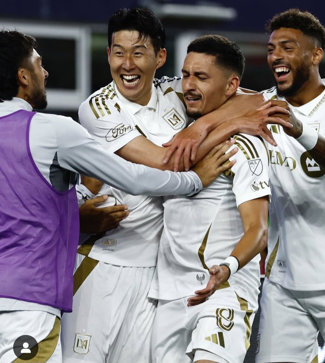 LAFC 손흥민(왼쪽 2번째)이 17일(한국시간) 열린 뉴잉글랜드와 MLS 원정경기에서 후반 초반 선제 결승골을 뽑은 마르코 델가도(8번)를 끌어안고 동료들과 기쁨을 나누고 있다. 사진출처|LAFC 인스타그램