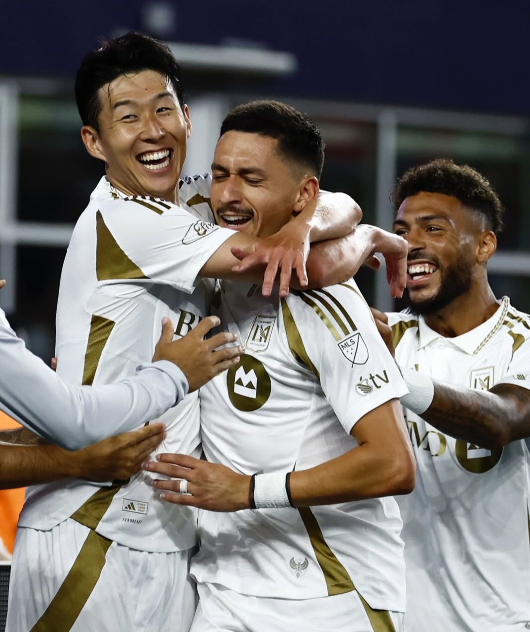 LAFC 손흥민(왼쪽)이 17일(한국시간) 열린 뉴잉글랜드와 MLS 원정경기에서 후반 초반 선제 결승골을 뽑은 마르코 델가도(8번)를 끌어안고 동료들과 기쁨을 나누고 있다. 사진출처|LAFC 인스타그램