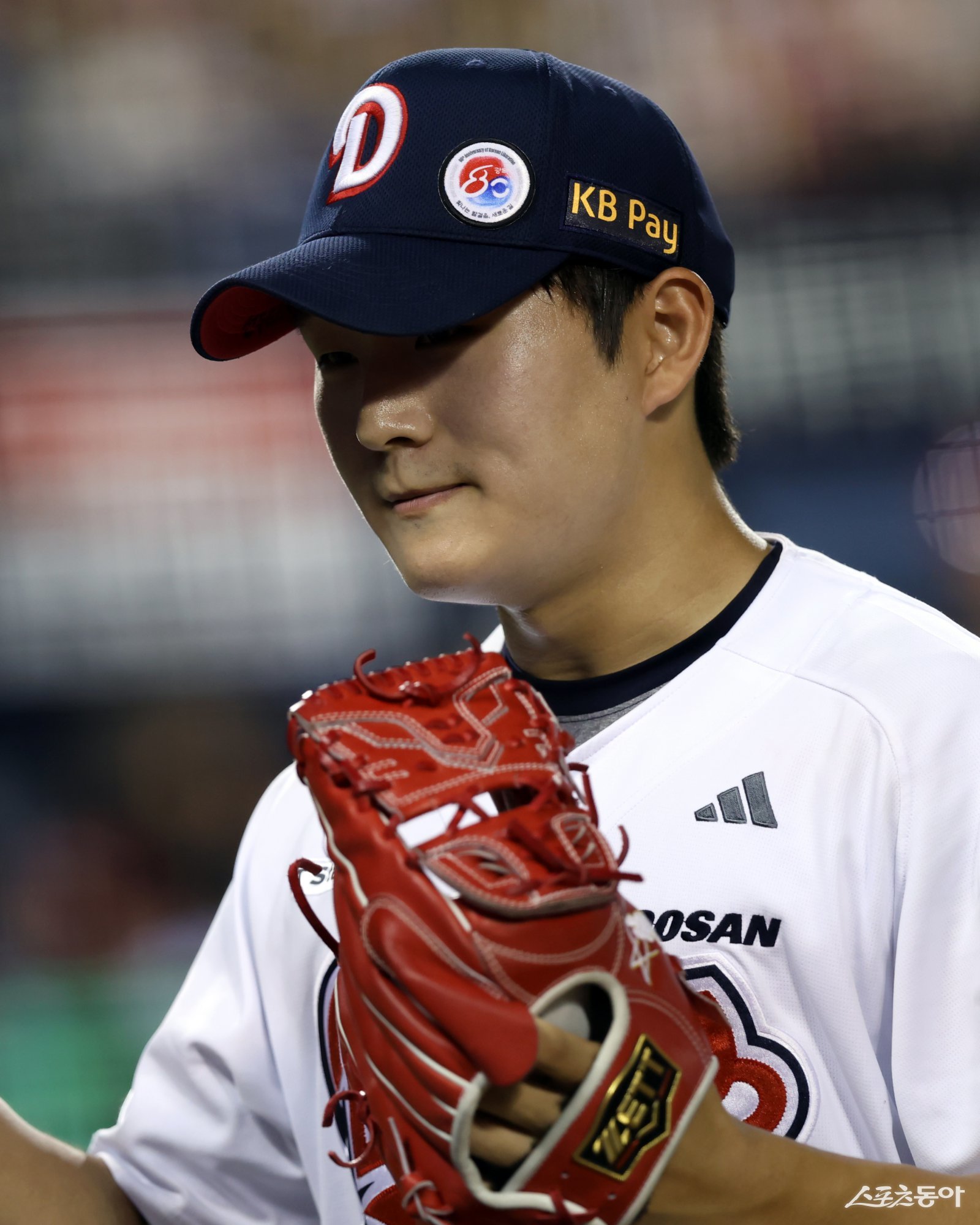 조성환 두산 감독대행은 17일 잠실 KIA전을 앞두고 전날 블론세이브를 남긴 마무리 김택연을 감쌌다. 그는 “택연이의 블론세이브는 사실 내가 한 것과 다름없다”고 말했다. 사진제공|두산 베어스