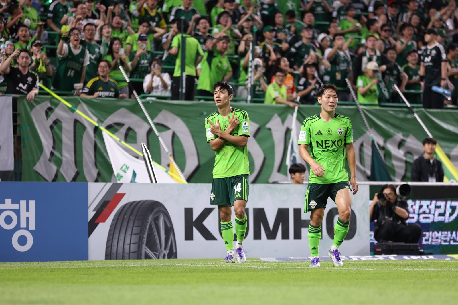 전북 전진우(왼쪽)가 16일 전주월드컵경기장에서 열린 대구와의 K리그1 홈경기에서 오랜 침묵을 깨고 시즌 13호골을 터트린 뒤 기뻐하고 있다. 팀 동료 강상윤은 4도움으로 도움왕 경쟁에 뛰어들었다. 사진제공｜한국프로축구연맹
