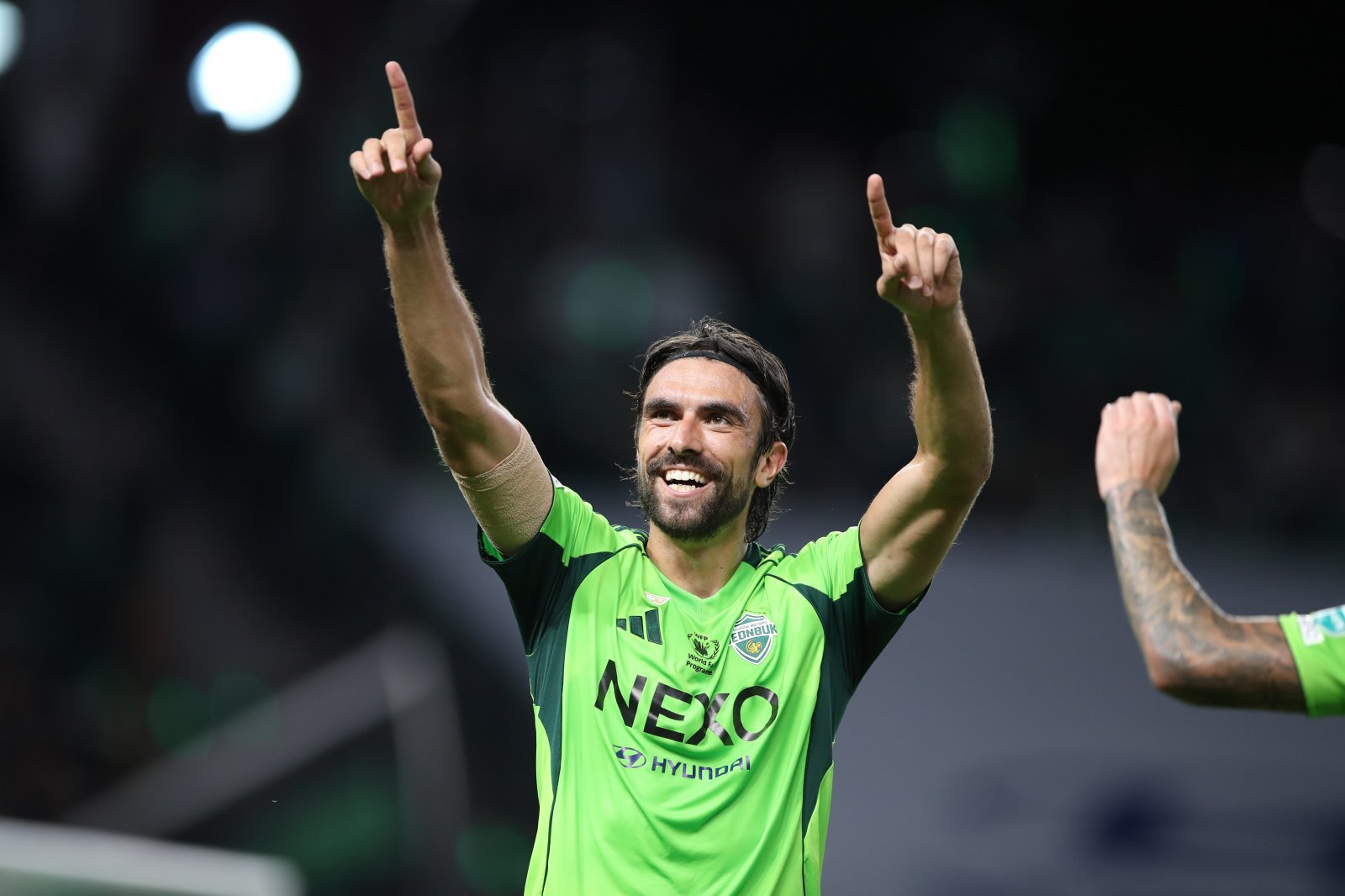 전북 콤파뇨가 16일 전주월드컵경기장에서 열린 대구와 K리그1 홈경기에서 멀티골을 성공시킨 뒤 환하게 웃으며 홈팬들과 기쁨을 나누고 있다. 그는 시즌 10, 11호골을 만들어 전진우가 주도하는 득점왕 경쟁에 본격적으로 뛰어들었다. 사진제공｜한국프로축구연맹