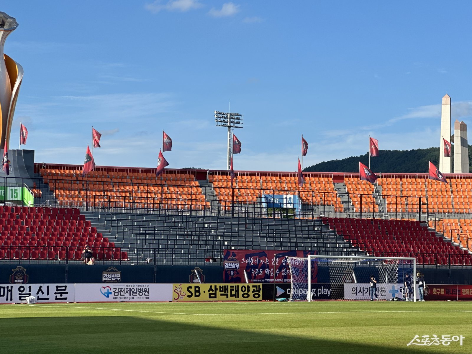 김천은 17일 김천종합운동장에서 열린 서울과 홈경기에서 올해 첫 가변석을 선보인다. 북쪽 응원석에 좌석 364석, 스탠딩석 280석 등 총 644석 규모다. 하지만 지난 시즌까지 설치됐던 동쪽 가변석은 보이지 않았다. 김천종합운동장에 설치된 북쪽 응원석. 김천｜백현기 기자 hkbaek@donga.com