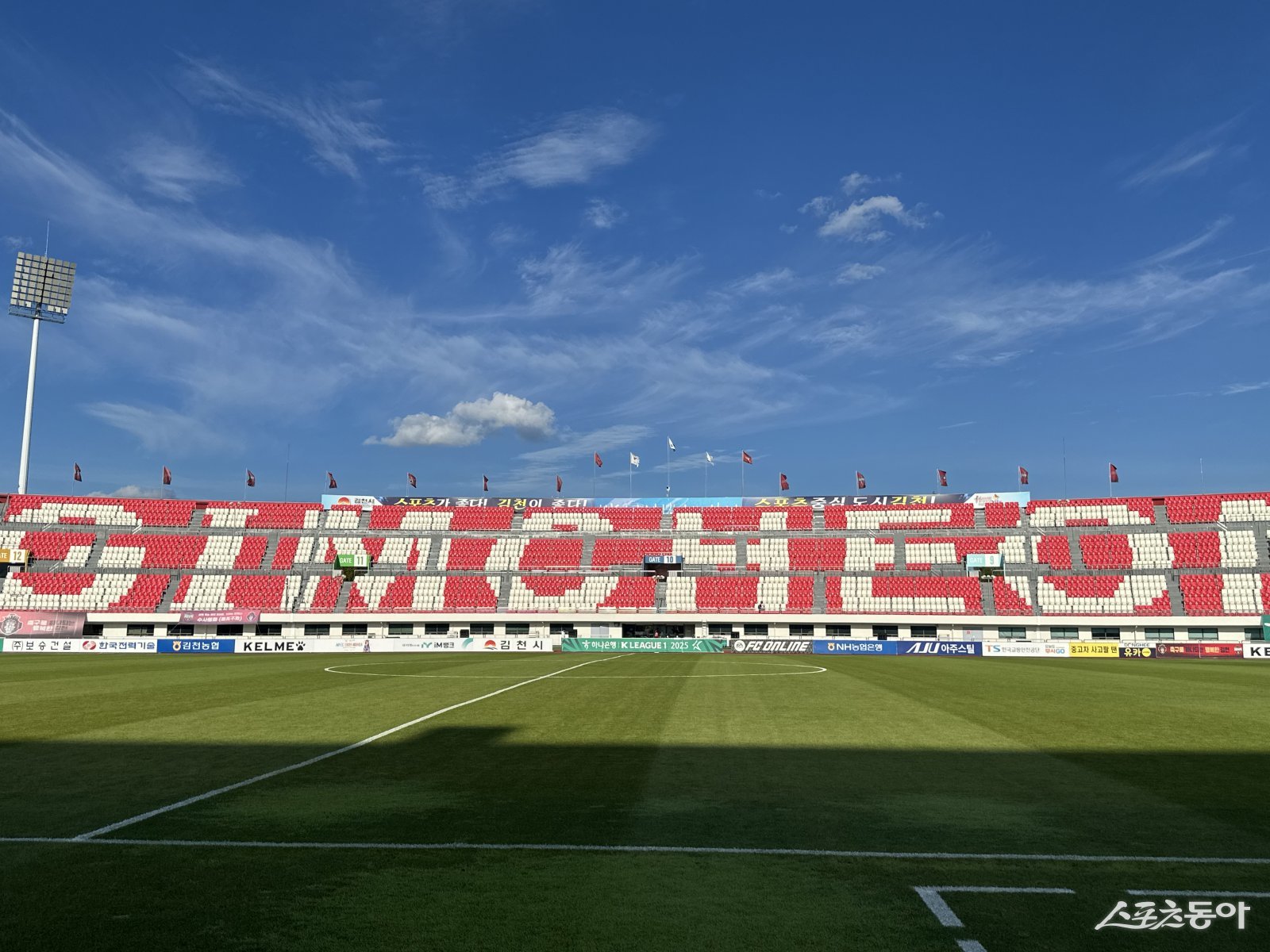 김천은 17일 김천종합운동장에서 열린 서울과 홈경기에서 올해 첫 가변석을 선보인다. 북쪽 응원석에 좌석 364석, 스탠딩석 280석 등 총 644석 규모다. 하지만 지난 시즌까지 설치됐던 동쪽 가변석은 보이지 않았다. 서쪽에서 바라본 동쪽 응원석. 가변석이 설치되지 않았다. 김천｜백현기 기자 hkbaek@donga.com