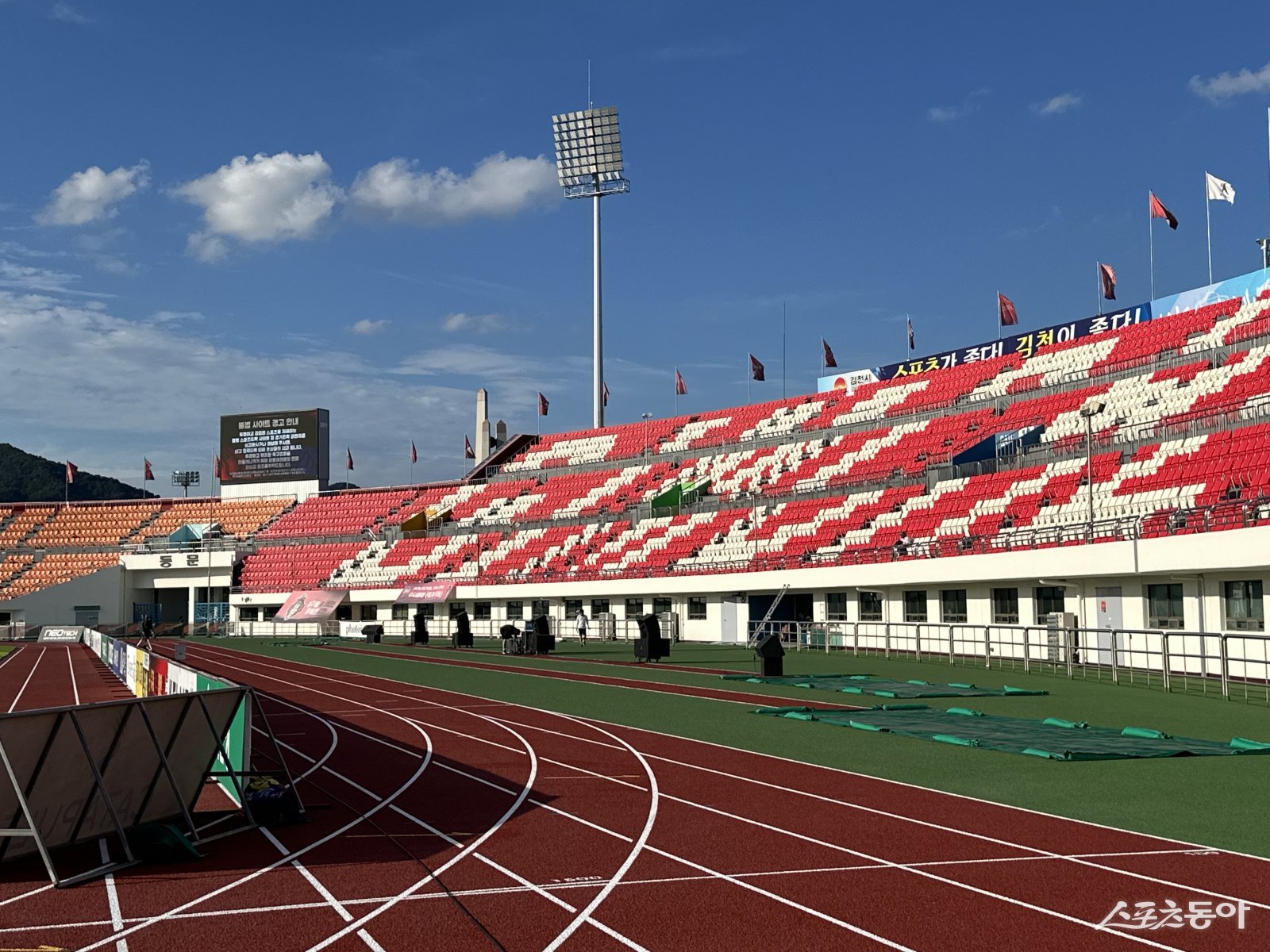 17일 김천종합운동장의 동쪽 응원석. 북쪽 응원석과 달리 동쪽 가변석은 보이지 않았다. 김천｜백현기 기자 hkbaek@donga.com