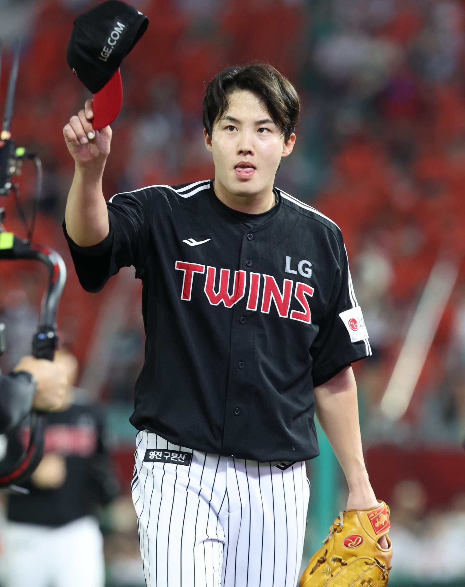 LG 임찬규가 17일 인천 SSG랜더스필드에서 열린 SSG전에 선발투수로 등판해 6회까지 무실점을 기록했다. 6회말을 마친 임찬규가 마운드를 내려가며 3루쪽 LG 원정 팬들을 향해 모자를 벗어 인사를 하고 있다. LG가 6-1로 승리하며 임찬규는 3년 연속 두 자릿수 승리를 올렸다. 인천|뉴시스
