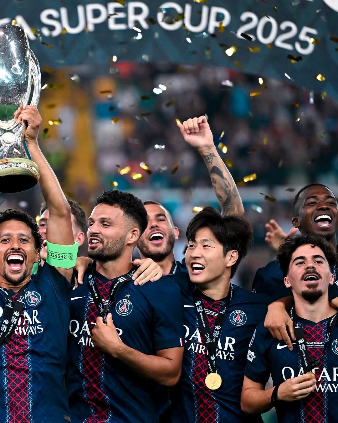 PSG 이강인(오른쪽 2번째)이 14일(한국시간) 이탈리아 우디네에서 열린 UEFA 슈퍼컵에서 토트넘을 승부차기로 꺾고 우승한 뒤 동료들과 세리머니를 하고 있다. 사진출처｜PSG 페이스북