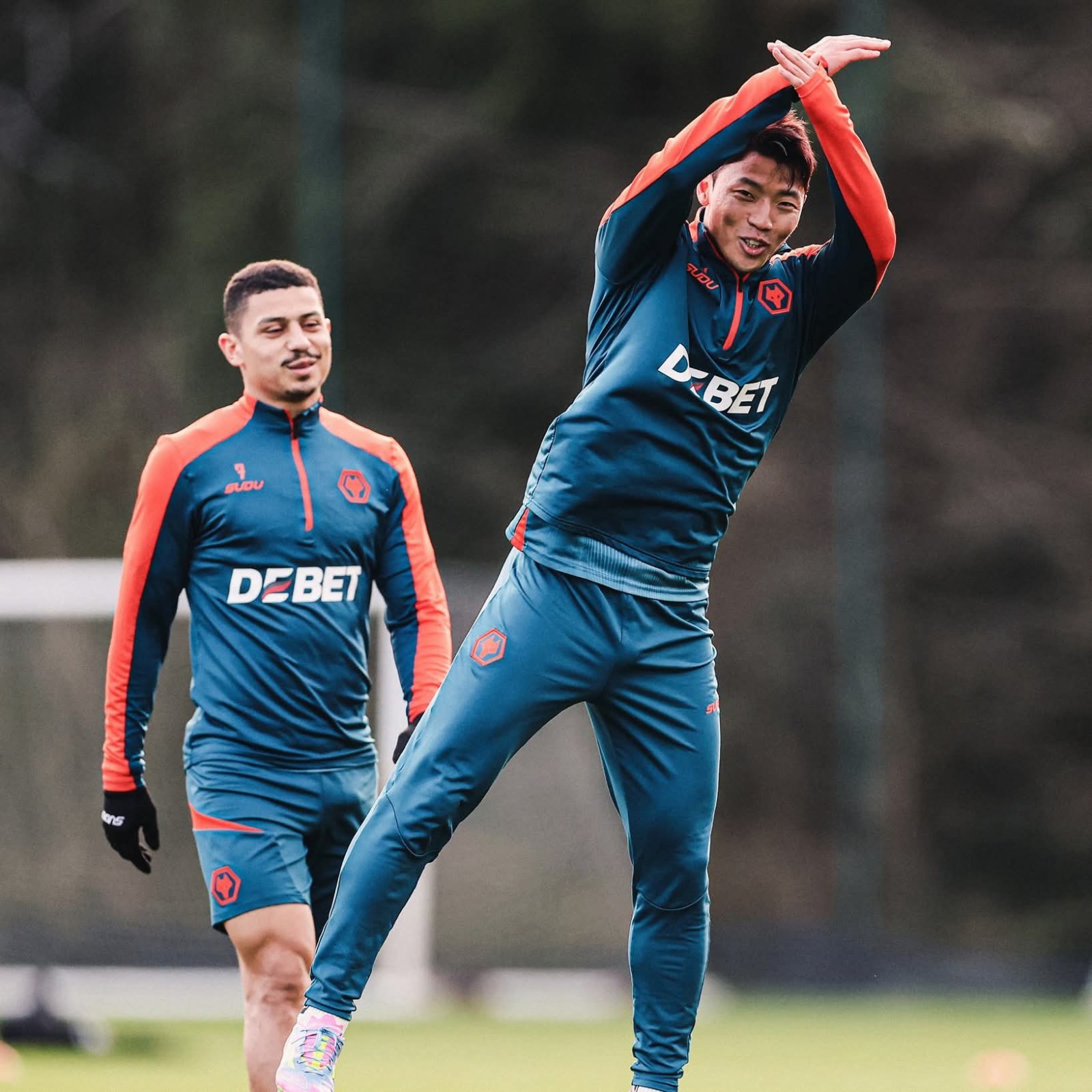 악몽과 같던 지난 시즌을 견뎌냈으나 황희찬의 새 시즌도 불투명하기만 하다. 잔류를 통한 명예회복을 노리는 그이지만 이적을 통한 변화가 더 나은 선택지일 수도 있다. 사진출처｜울버햄턴 원더러스 페이스북