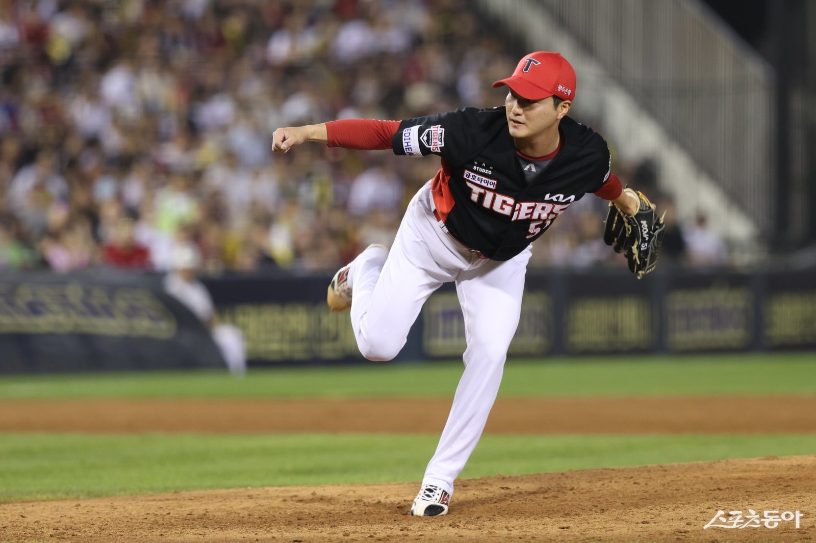 KIA 전상현이 17일 잠실구장에서 열린 두산과 원정경기 8회말 구원등판해 역투하고 있다. 사진제공|KIA 타이거즈