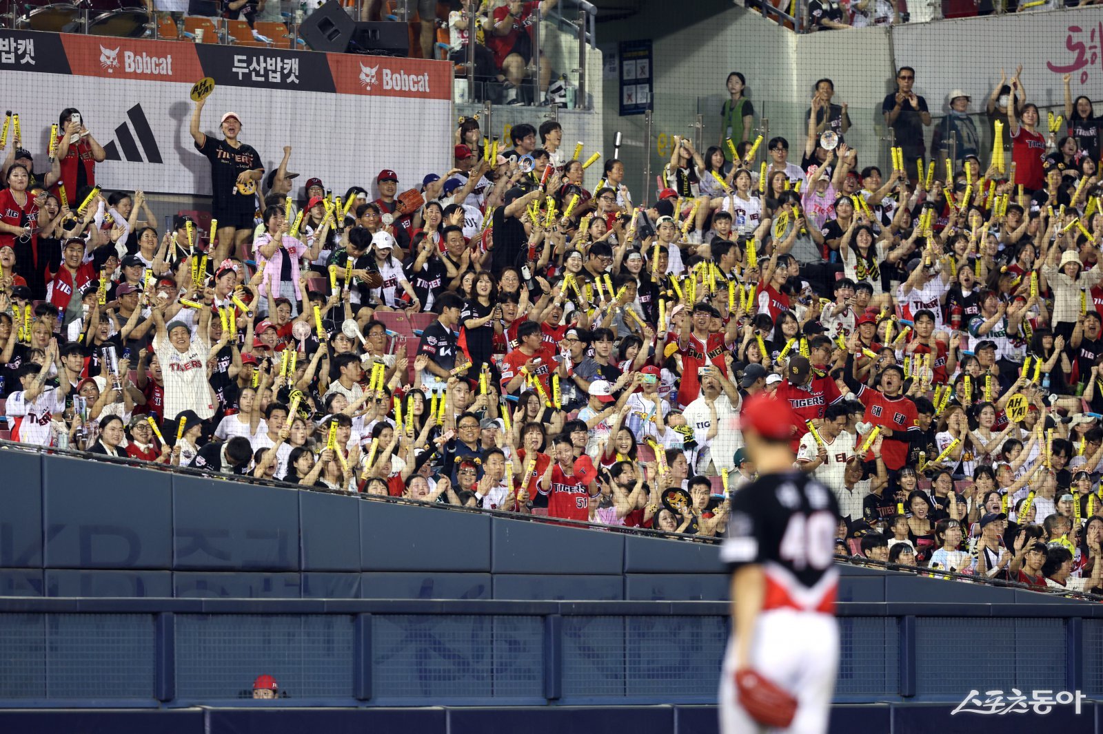 17일 잠실구장에서 열린 두산과 원정경기를 찾은 KIA 팬들이 7이닝 무실점 역투를 펼친 외국인 에이스 제임스 네일의 이름을 연호하고 있다. 최근 뒷문 불안이 커진 KIA는 네일의 역투에도 리드를 지키지 못했다. 사진제공|KIA 타이거즈