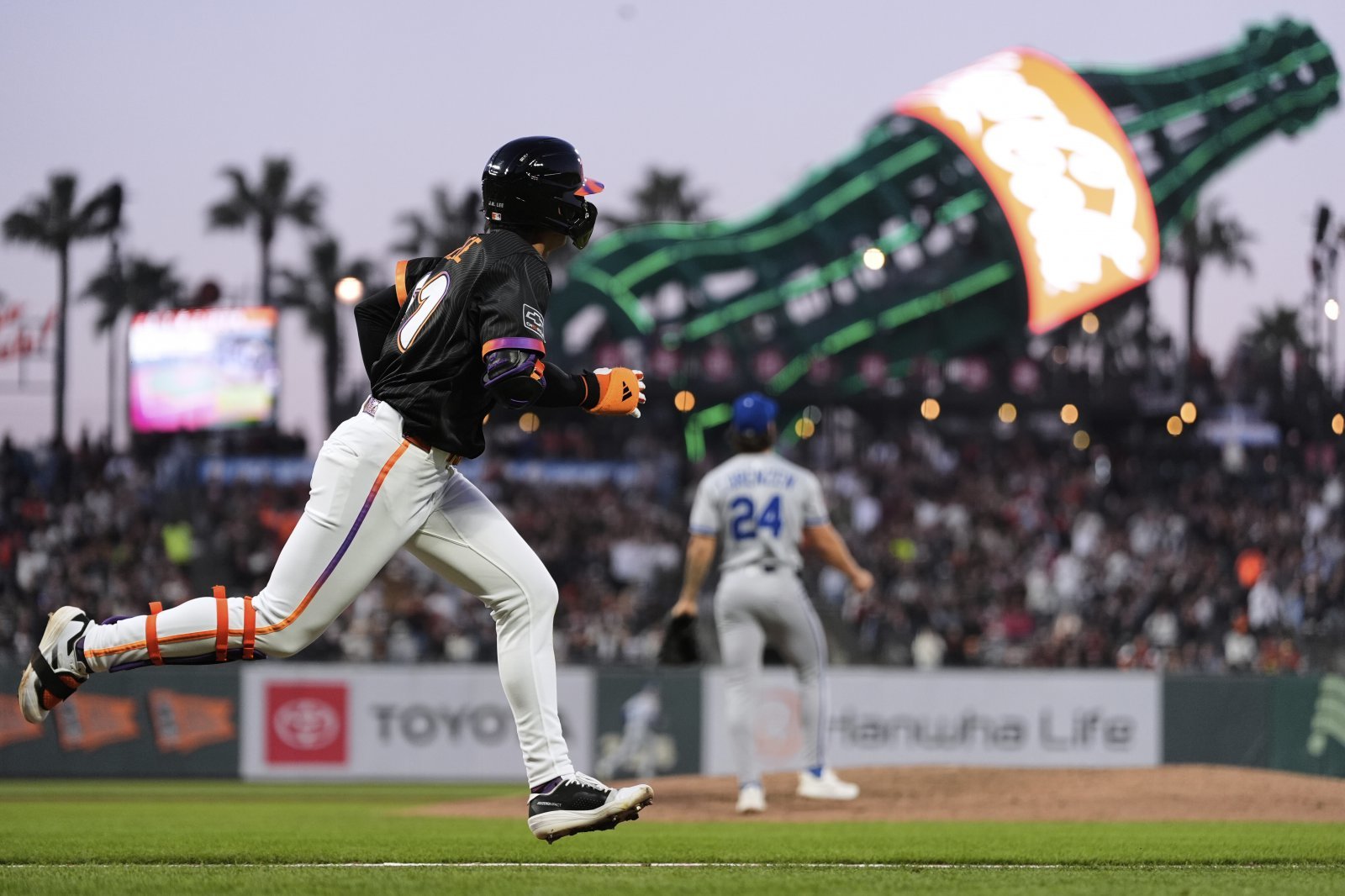 샌프란시스코 이정후는 17일(한국시간) 오라클파크에서 열린 ‘2025 메이저리그(MLB)’ 탬파베이전에서 5번타자 중견수로 선발출전해 4타수 2안타 1도루를 기록했다.|AP뉴시스