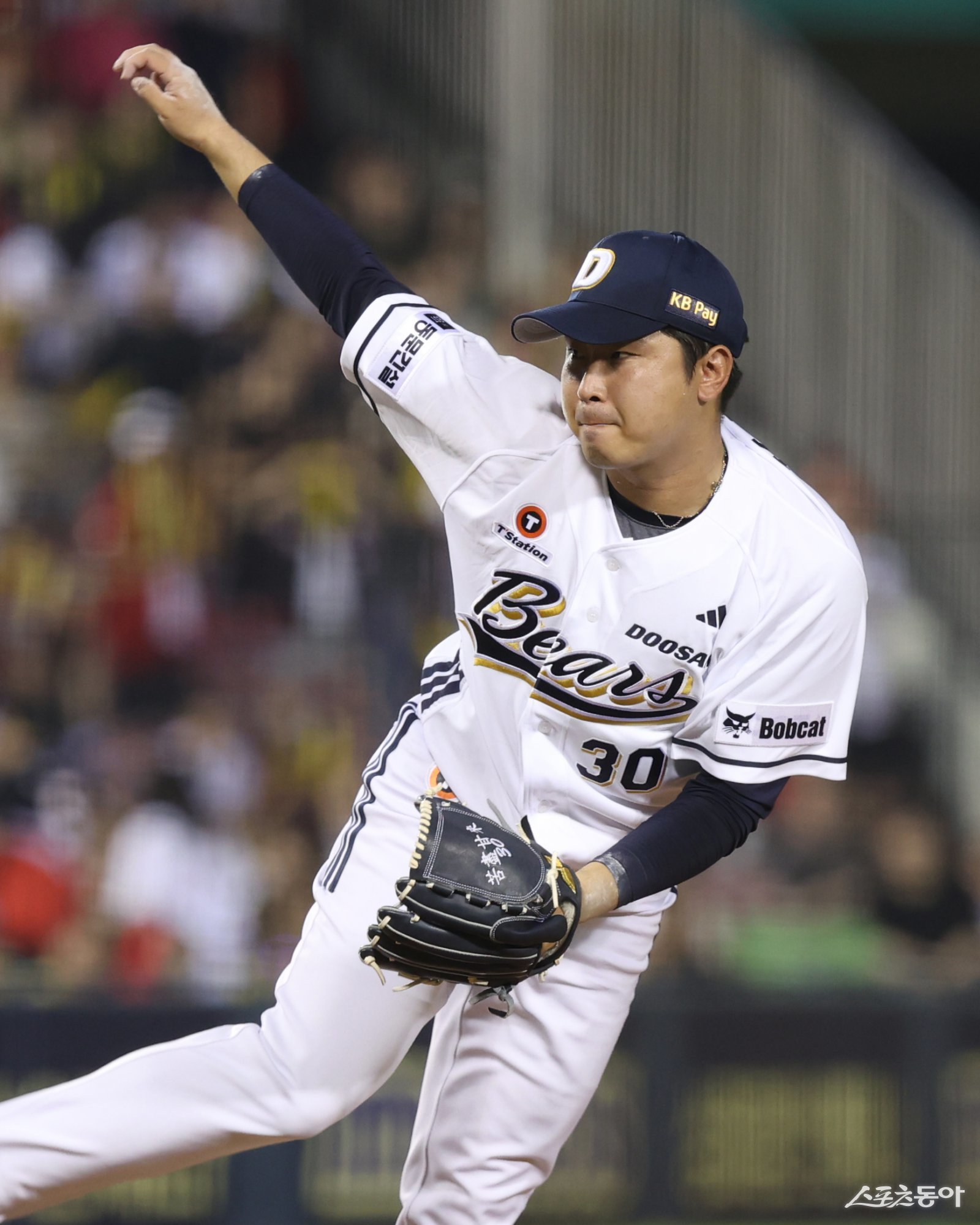 두산 김정우가 17일 잠실구장에서 열린 KIA와 홈경기 9회초 구원등판해 역투하고 있다. 사진제공|두산 베어스