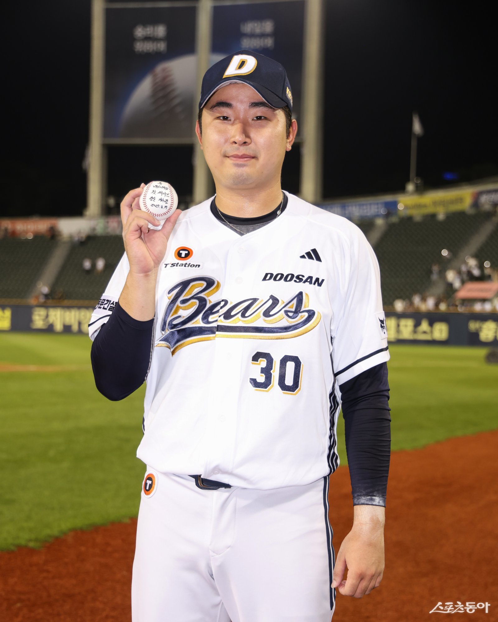 두산 김정우가 17일 잠실구장에서 열린 KIA와 홈경기에 구원등판해 데뷔 첫 세이브를 달성한 뒤 기념구를 들고 웃고 있다. 사진제공|두산 베어스