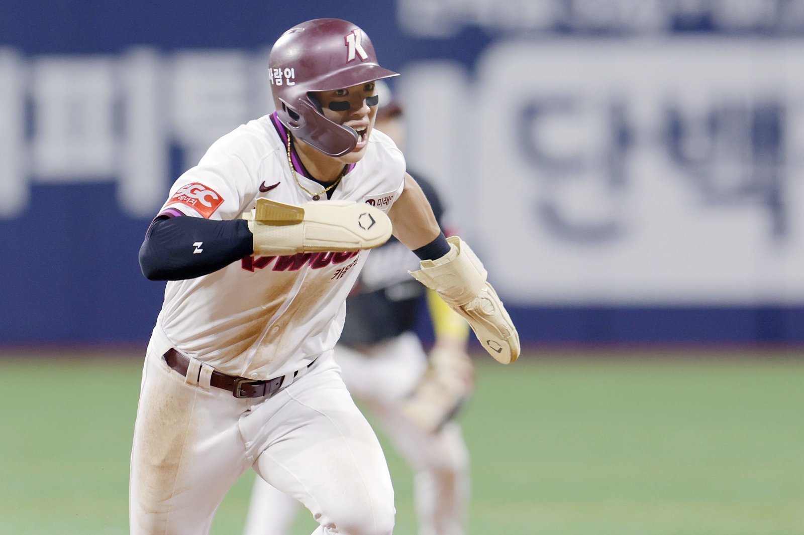 키움 송성문은 올 시즌 KBO 최장 34연속 도루 성공, 20홈런-20도루 등 그동안 생각지 못했던 기록들을 달성하며 의미 있는 한해를 보내고 있다. 키움에 남다른 애정을 보인 그는 “내 계약 기간인 6년 안에 우승할 수 있었으면 좋겠다”고 의지를 보였다. 뉴시스