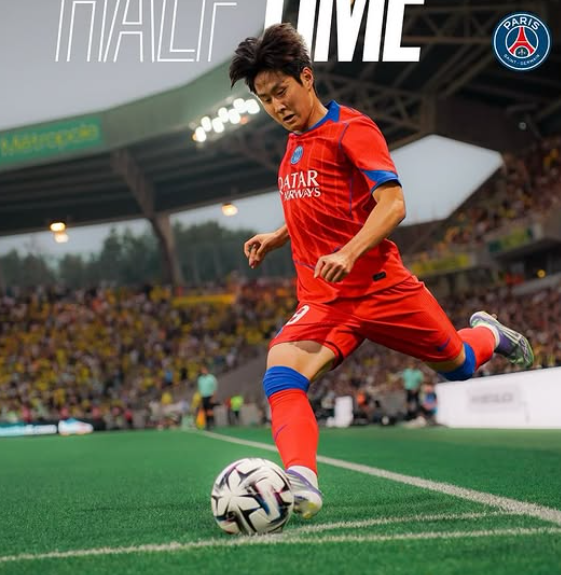 축구국가대표팀 미드필더 이강인(사진)은 18일(한국시간) 스타드 드 라 보주아르에서 열린 PSG-낭트의 2025~2026시즌 프랑스 리그앙 1라운드 경기에 선발출전해 후반 16분까지 그라운드를 누볐다. 팀은 1-0으로 이겼고 자신도 좋은 활약을 펼쳐 홍현석, 권혁규와 한국인 선수간 맞대결에서 판정승을 거뒀다. 사진출처│PSG 인스타그램