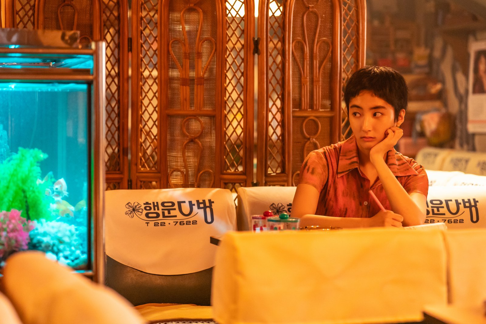 디즈니+ 오리지널 시리즈 ‘파인: 촌뜨기들’이 1970년대 어촌의 미장센, 전국 사투리 디테일, 원작 웹툰과의 차별화 포인트 등 N차 시청을 유발하는 TMI 3가지를 공개했다. 사진제공 | 월트 디즈니 컴퍼니 코리아