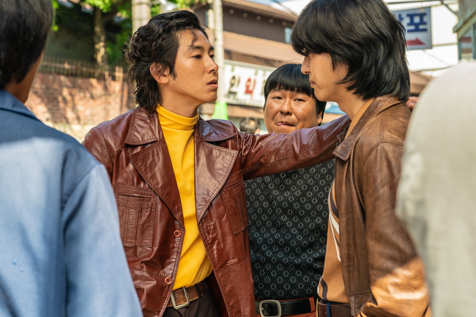 디즈니+ 오리지널 시리즈 ‘파인: 촌뜨기들’이 1970년대 어촌의 미장센, 전국 사투리 디테일, 원작 웹툰과의 차별화 포인트 등 N차 시청을 유발하는 TMI 3가지를 공개했다. 사진제공 | 월트 디즈니 컴퍼니 코리아