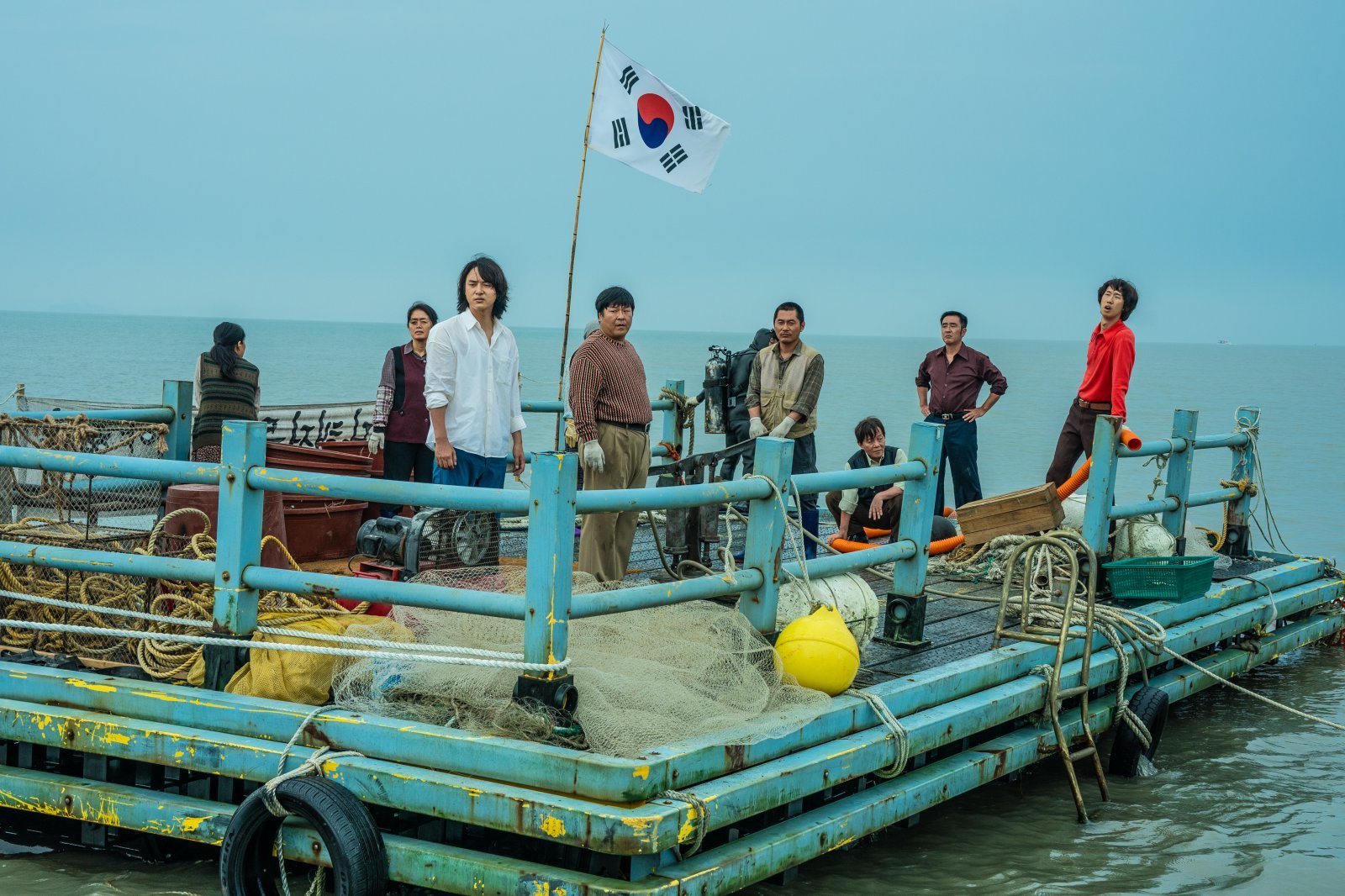 디즈니+ 오리지널 시리즈 ‘파인: 촌뜨기들’이 1970년대 어촌의 미장센, 전국 사투리 디테일, 원작 웹툰과의 차별화 포인트 등 N차 시청을 유발하는 TMI 3가지를 공개했다. 사진제공 | 월트 디즈니 컴퍼니 코리아