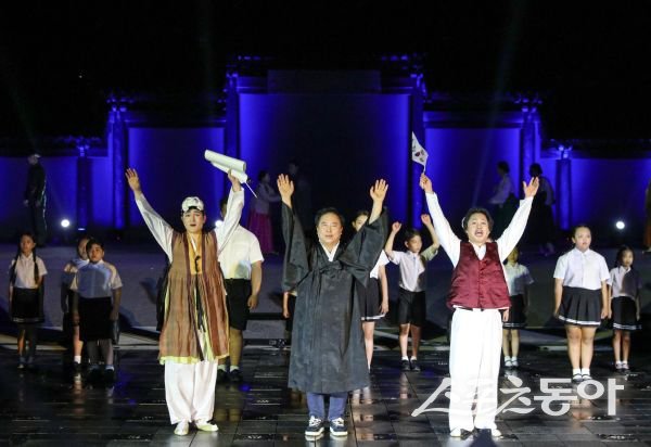 권기창 안동시장(중간)이 14일 뮤지컬 ‘왕의나라’에 출연하고 있는 모습. 사진제공ㅣ안동시